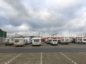 caravans keurig in rijtjes geparkeerd op de parkeerplaats