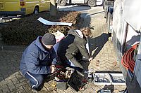 Szebasztian Richter (luchtacrobatiek) klust samen met Miguel Peris (rolschaatsen) aan zijn caravan