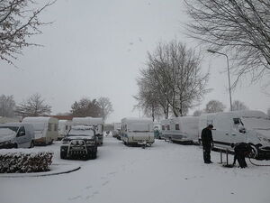 beneeuwde caravans op een parkeerplaats bedekt met sneeuw, een winters plaatje