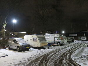 besneeuwde caravans, campers en auto's van het Wintercircus