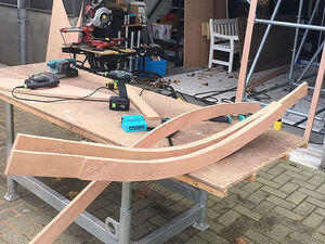 werkplaats met stukken hout en gereedschap