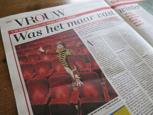 foto van een pagina uit de Telegraaf, op de pagina staat een foto van circusdirecteur Arlette Hanson en een interview