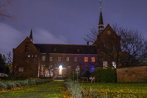 De tuin van Het Klooster in Breda bij nacht.