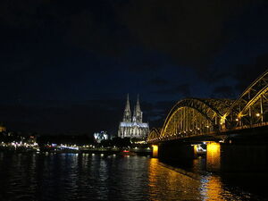 nachtelijke blik over de Rijn op de Dom van Keulen